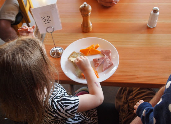 23 03 17 child eating