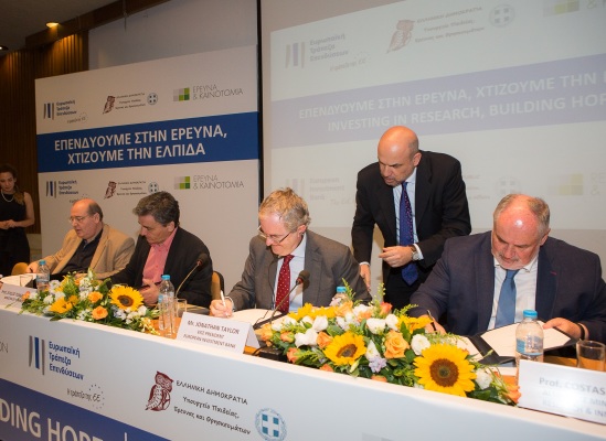 Signatory ceremony 400x550