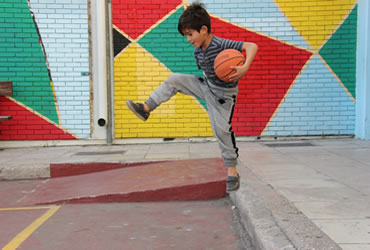 bSKHNES ELPIDAS K FILIAS GIA TA PAIDIA POY FERNEI H THALASSA IMAG