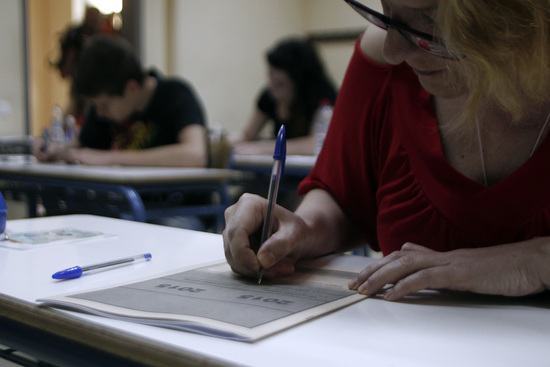 Μαθητές της Γ' λυκείου ετοιμάζονται να εξεταστούν στις πανελλαδικές εξετάσεις στο 46ο Γενικό Λύκειο της Αθήνας, Δευτέρα 18 Μαΐου 2015. Πρεμιέρα σήμερα για τις Πανελλαδικές εξετάσεις με 105 χιλιάδες υποψηφίους να διεκδικούν μία από τις 68.345 θέσεις στην τριτοβάθμια εκπαίδευση (44.200 στα Πανεπιστήμια και 24.145 στα ΤΕΙ). ΑΠΕ-ΜΠΕ/ΑΠΕ-ΜΠΕ/ΑΛΕΞΑΝΔΡΟΣ ΒΛΑΧΟΣ