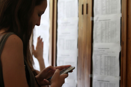 Μαθήτρια κοιτάζει τις βαθμολογίες των Πανελλαδικών Εξετάσεων που αναρτήθηκαν στο 2ο Λύκειο Θεσσαλονίκης, την Παρασκευή 17 Ιουνίου 2016 ΑΠΕ ΜΠΕ/PIXEL/ΜΠΑΡΜΠΑΡΟΥΣΗΣ ΣΩΤΗΡΗΣ