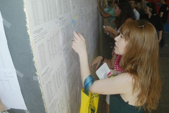 Αναρτήθηκαν στα σχολεία όλης της χώρας οι βαθμοί των υποψηφίων στις πανελλαδικές εξετάσεις. Επίσης, θα δοθούν από το υπουργείο Παιδείας τα στατιστικά στοιχεία των φετινών πανελλαδικών εξετάσεων για εισαγωγή στην τριτοβάθμια εκπαίδευση, τα οποία αποτελούν καθοριστικό παράγοντα για να εκτιμηθεί η πορεία των βάσεων.Πέμπτη 21 Ιουνίου 2007.