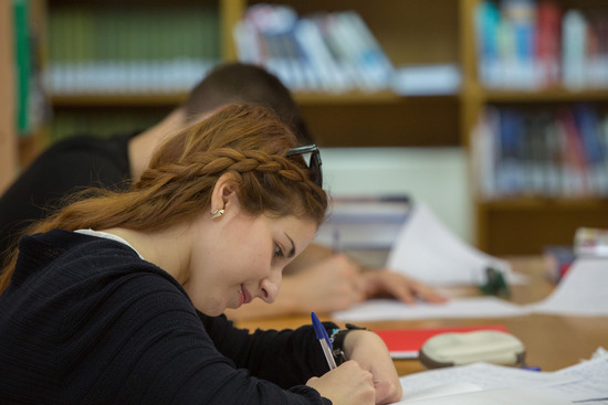 Φοιτητές του Αριστοτελείου Πανεπιστημίου Θεσσαλονίκης χρησιμοποιώντας  τον Ηλεκτρονικό Υπολογιστή τους, είτε δανειζόμενοι βιβλία, διαβάζουν στην Κεντρική βιβλιοθήκη του Πανεπιστήμιου, Πέμπτη 12 Μαΐου 2016. Ξενάγηση στην Κεντρική Βιβλιοθήκη του ΑΠΘ από καθηγητές του Πανεπιστήμιου στην βιβλιοθήκη που λειτουργεί από το 1927 και έχει βραβευτεί με το βραβείο "Αρχιτεκτονική 2000" ως το καλύτερο δημόσιο κτίριο της πενταετίας 1995-1999. ΑΠΕ-ΜΠΕ/ΑΠΕ-ΜΠΕ/ΝΙΚΟΣ ΑΡΒΑΝΙΤΙΔΗΣ